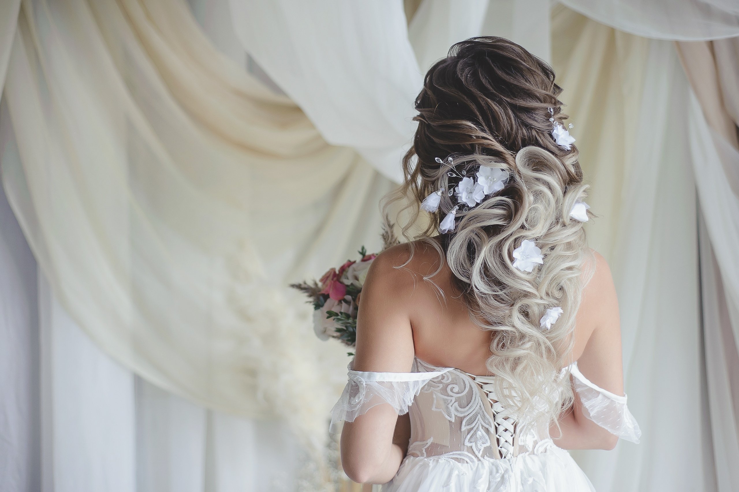 Греческие прически на свадьбу для романтичных девушек
