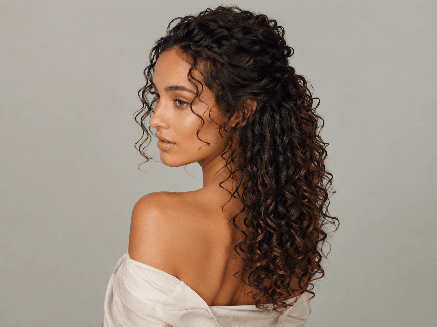 Прически на длинные вьющиеся волосы